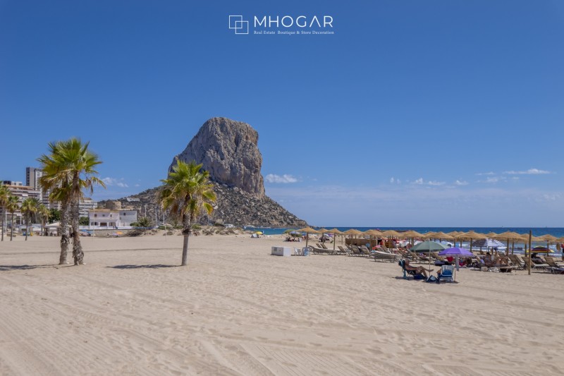El cielo de Calpe a tus pies: ¡exclusivo ático dúplex de revista, frente al Mediterráneo! 